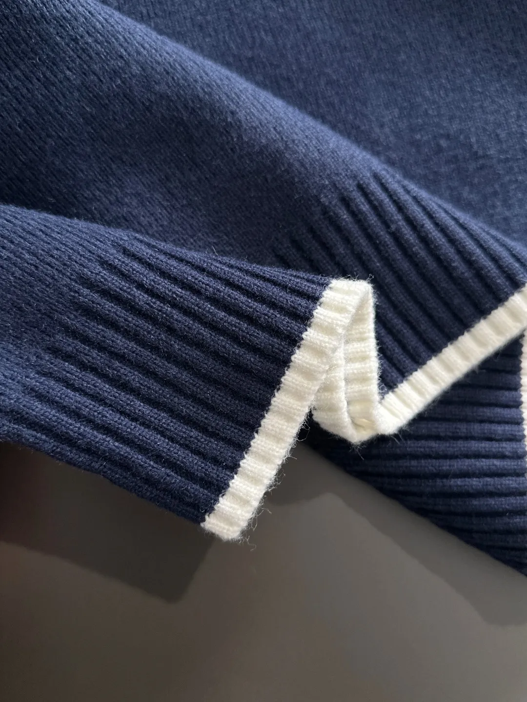 Next day shipping P360 Big Goose 2025 official website latest winter sweater, popular items are on sale at the counter simultaneously! Specially made of wool blended fabric. It feels comfortable and can be directly in contact with the skin. The logo badge is exquisitely embroidered, which is extremely eye-catching! The details highlight the fashionable charm of big brands. Exquisite workmanship. Three-dimensional cutting style. The wearing effect is invincible and handsome! All three standards are complete! Size: M-2XL